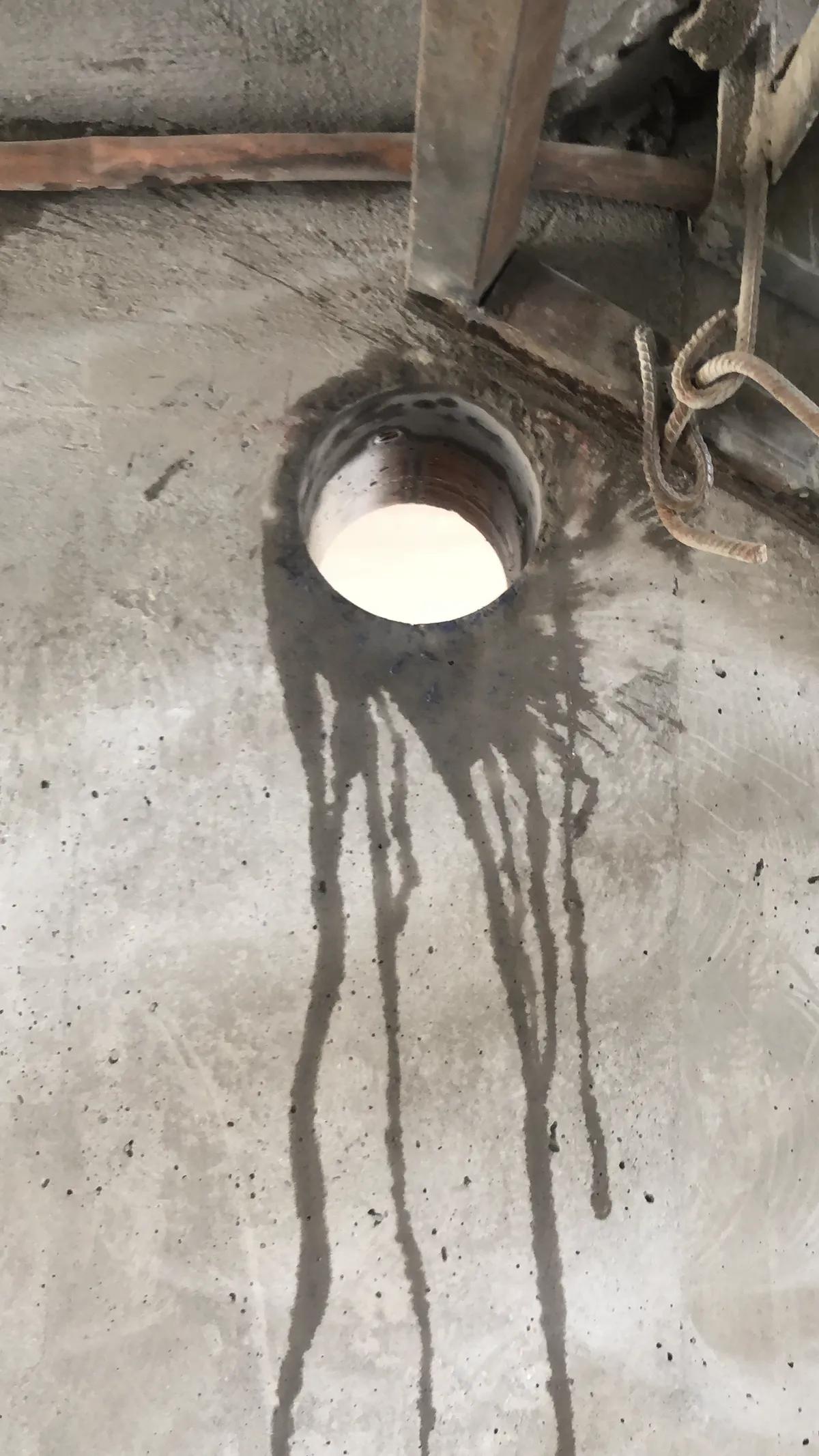 Perforación circular perfectamente pulida a través de un muro grueso de hormigón armado
