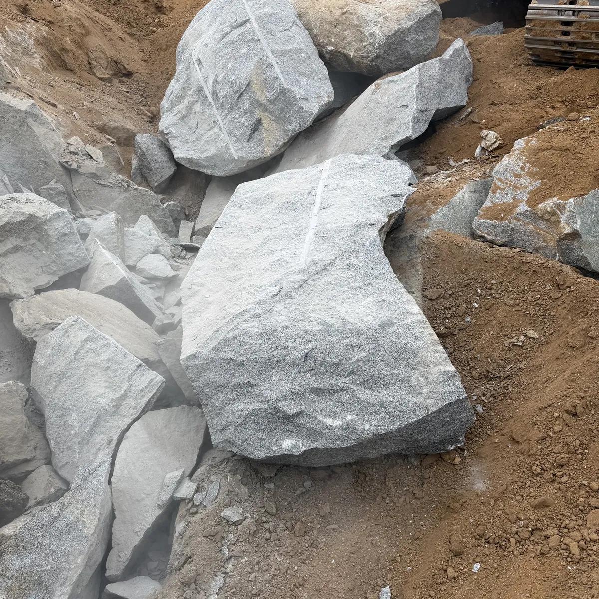 Primer plano de grietas profundas y fractura en roca sólida debido a presión de cemento expansivo