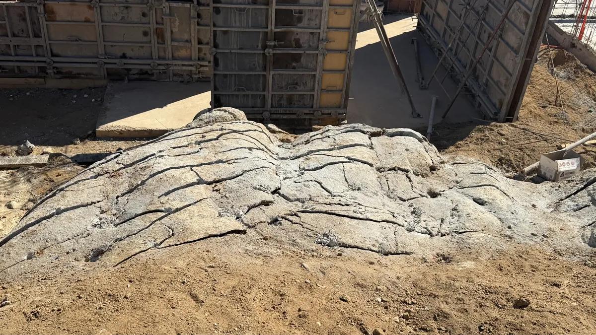 Fragmentos de roca fracturada controladamente en faena de construcción