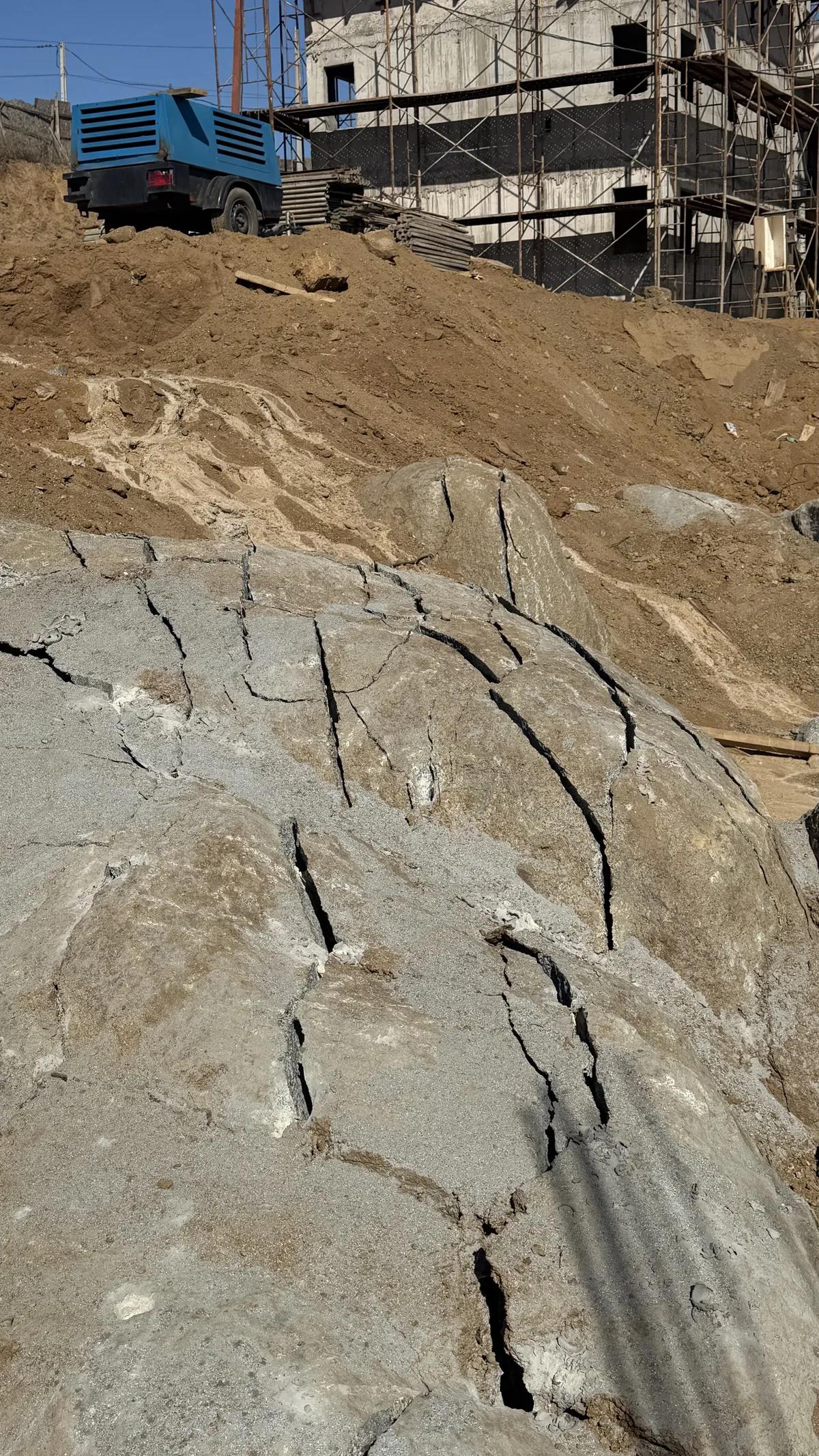 Roca de excavación partida en múltiples piezas por el uso de agentes de fracturación química